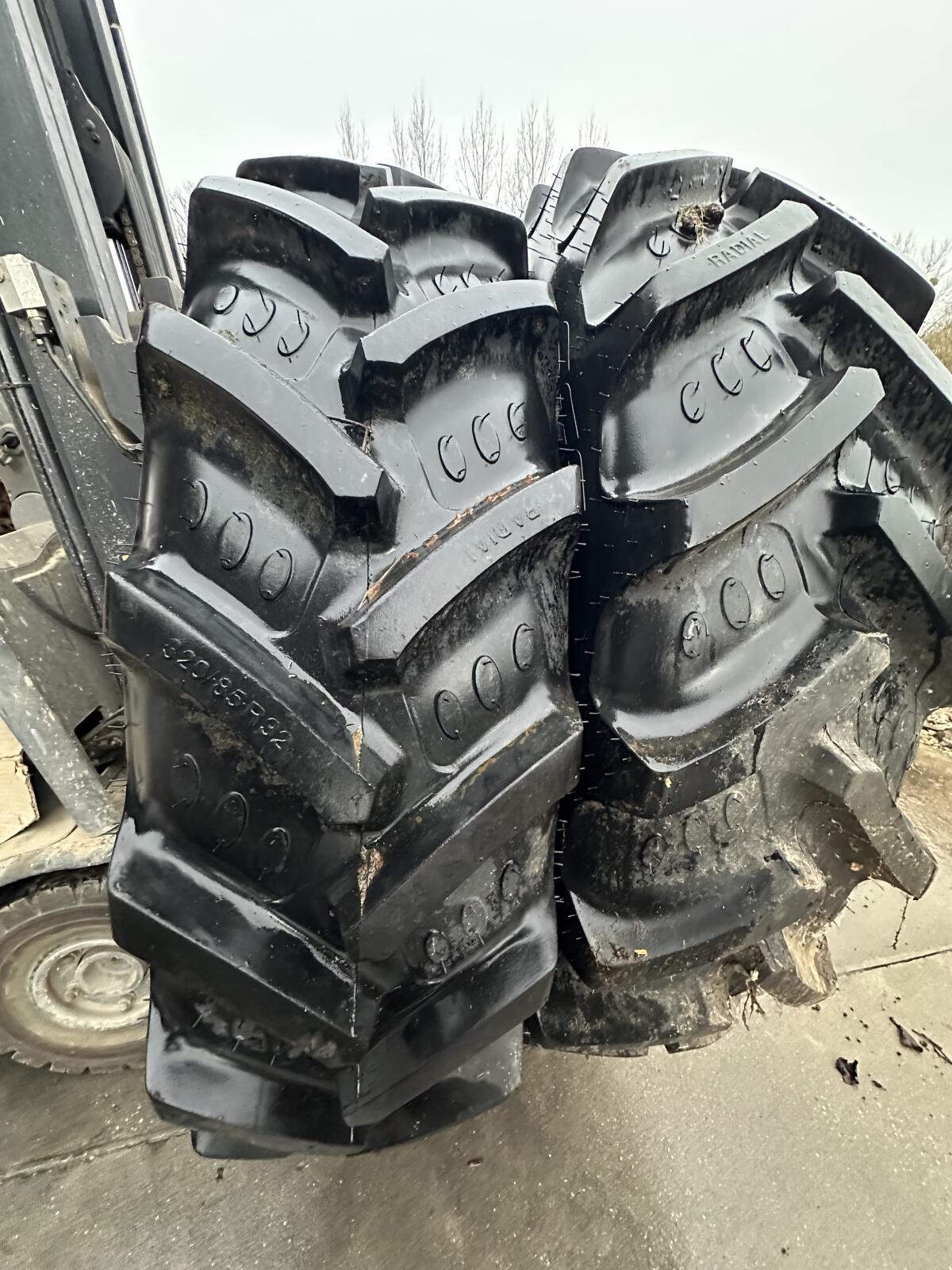 320/85 R32 BKT Reifen inkl. Felge 2 Stk. neuwertig 2