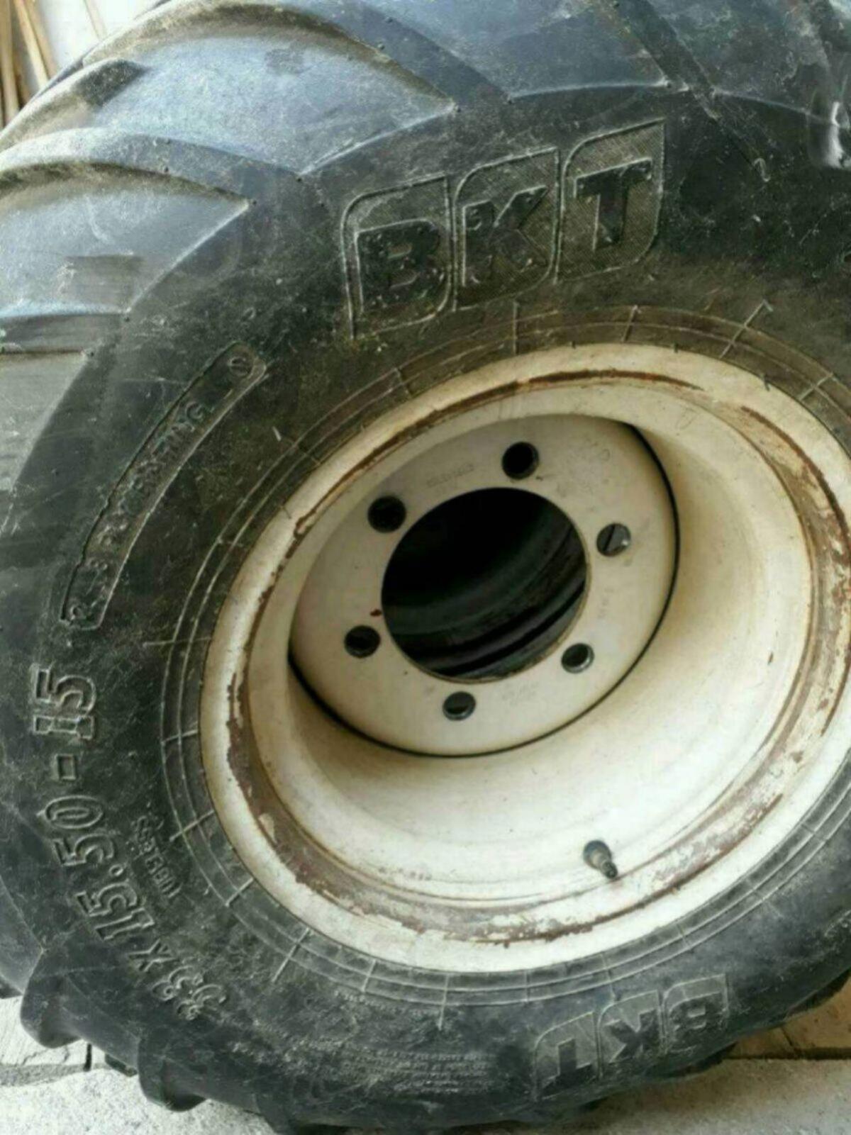 Reifen 33x15.50R15 BKT 3