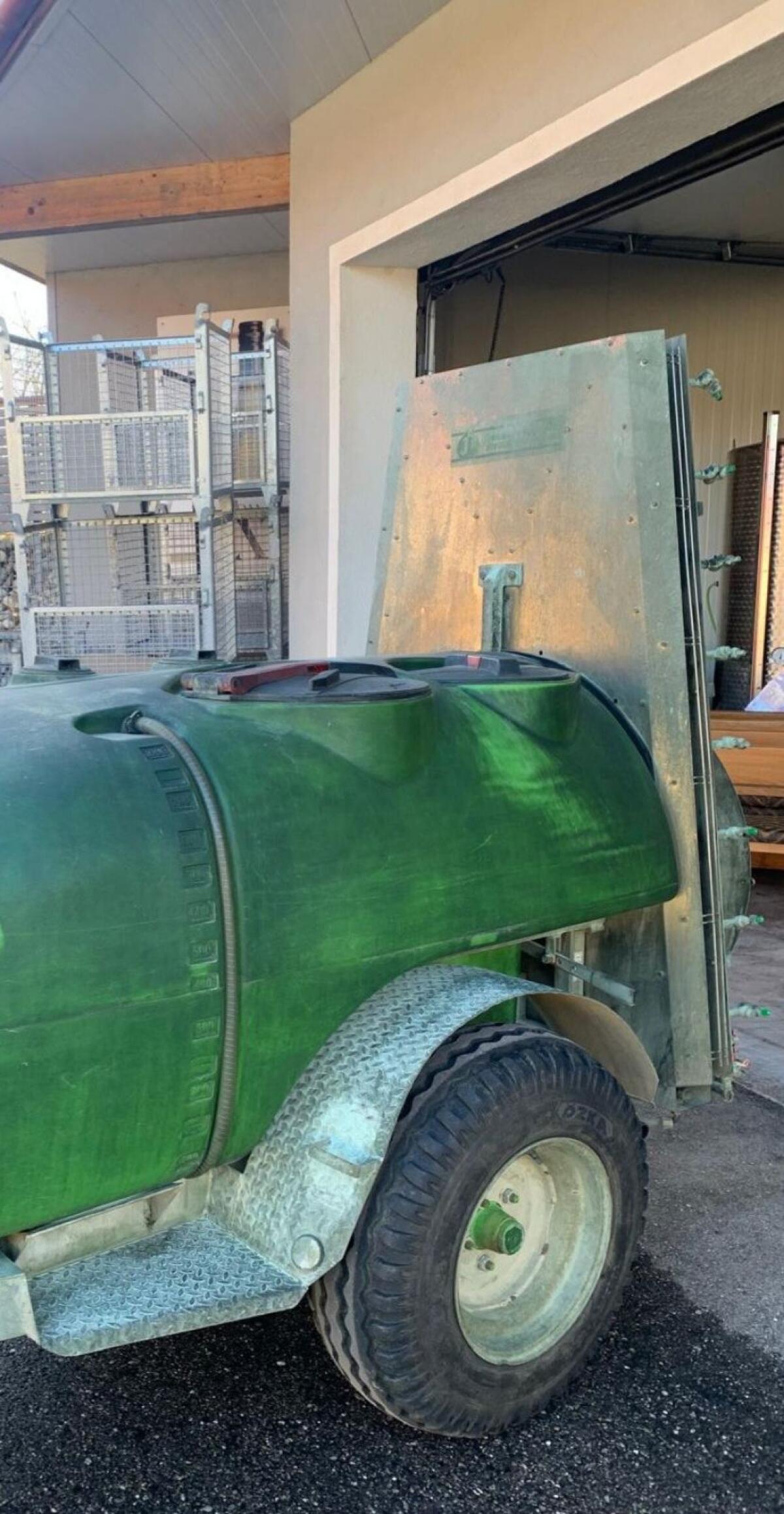 Verkaufe Jessernigg Weingartenspritze gezogen 3