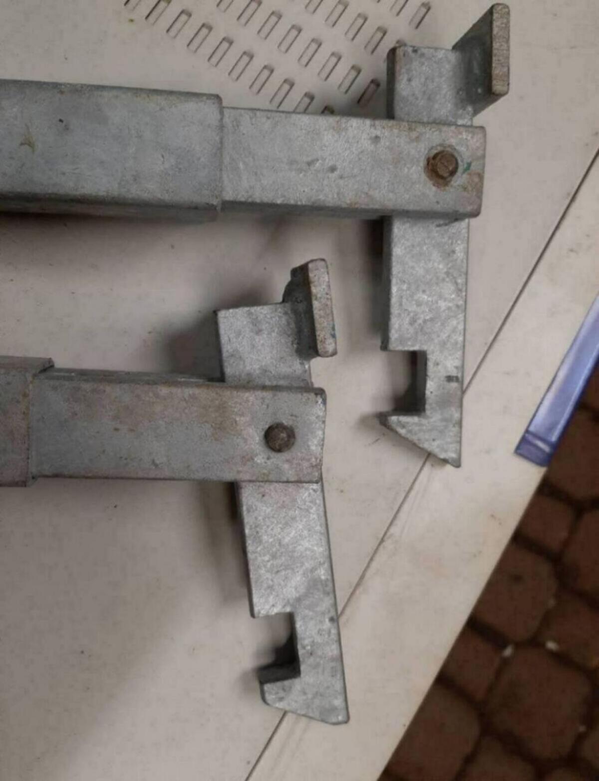 2 Tür-Tor-Feststeller zum Einbetonieren 2