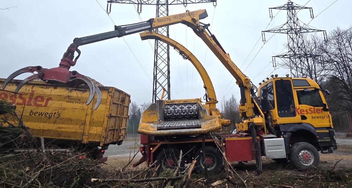 Selbstfahrender Holzhacker Jenz HEM-593-R / MAN-TGS 33.510 2