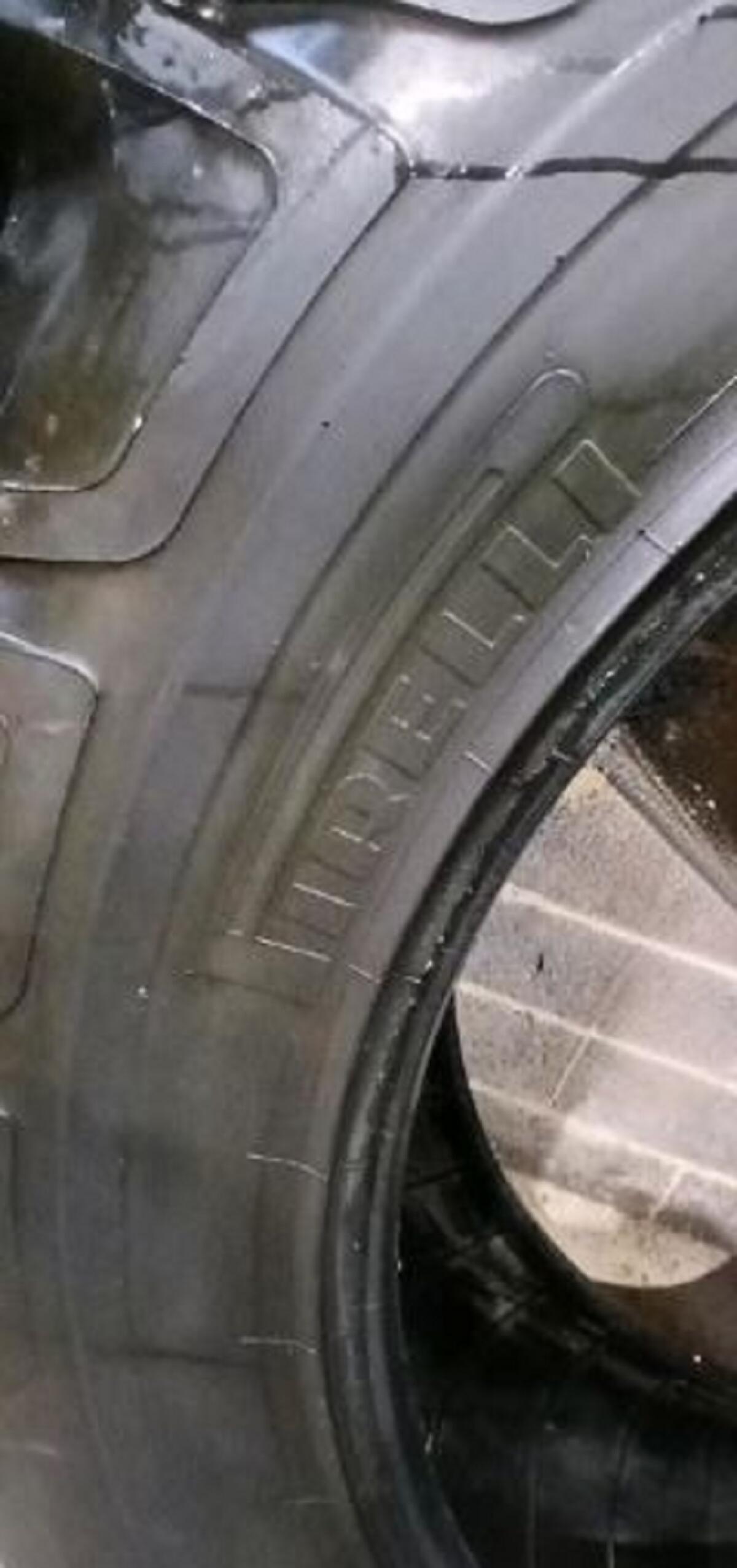 2 Schlepperreifen der Marke Pirelli, Reifengröße 20.8R38 3