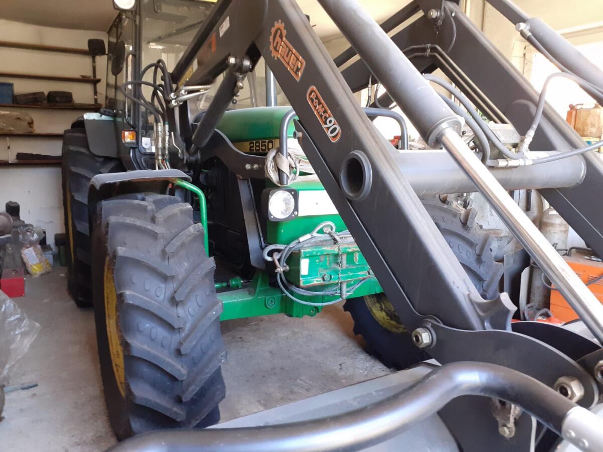 John Deere 2850 A mit Frontlader und div. Zubehör 2