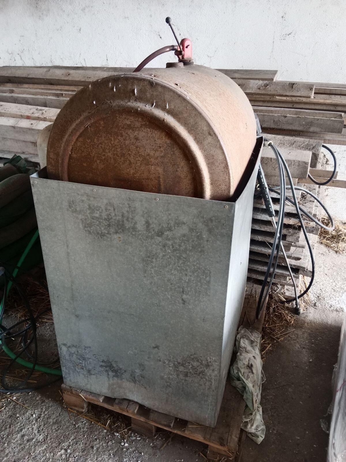 Dieseltank mit Auffangwanne 2