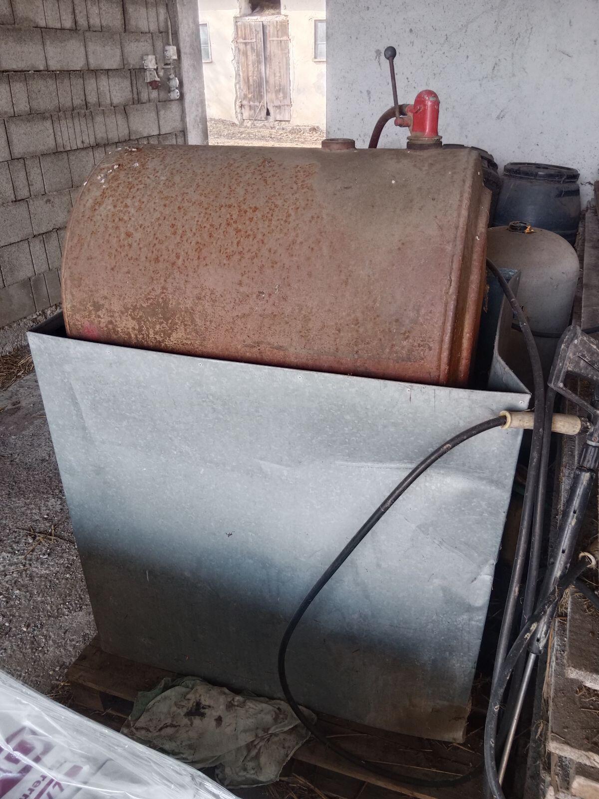 Dieseltank mit Auffangwanne 3