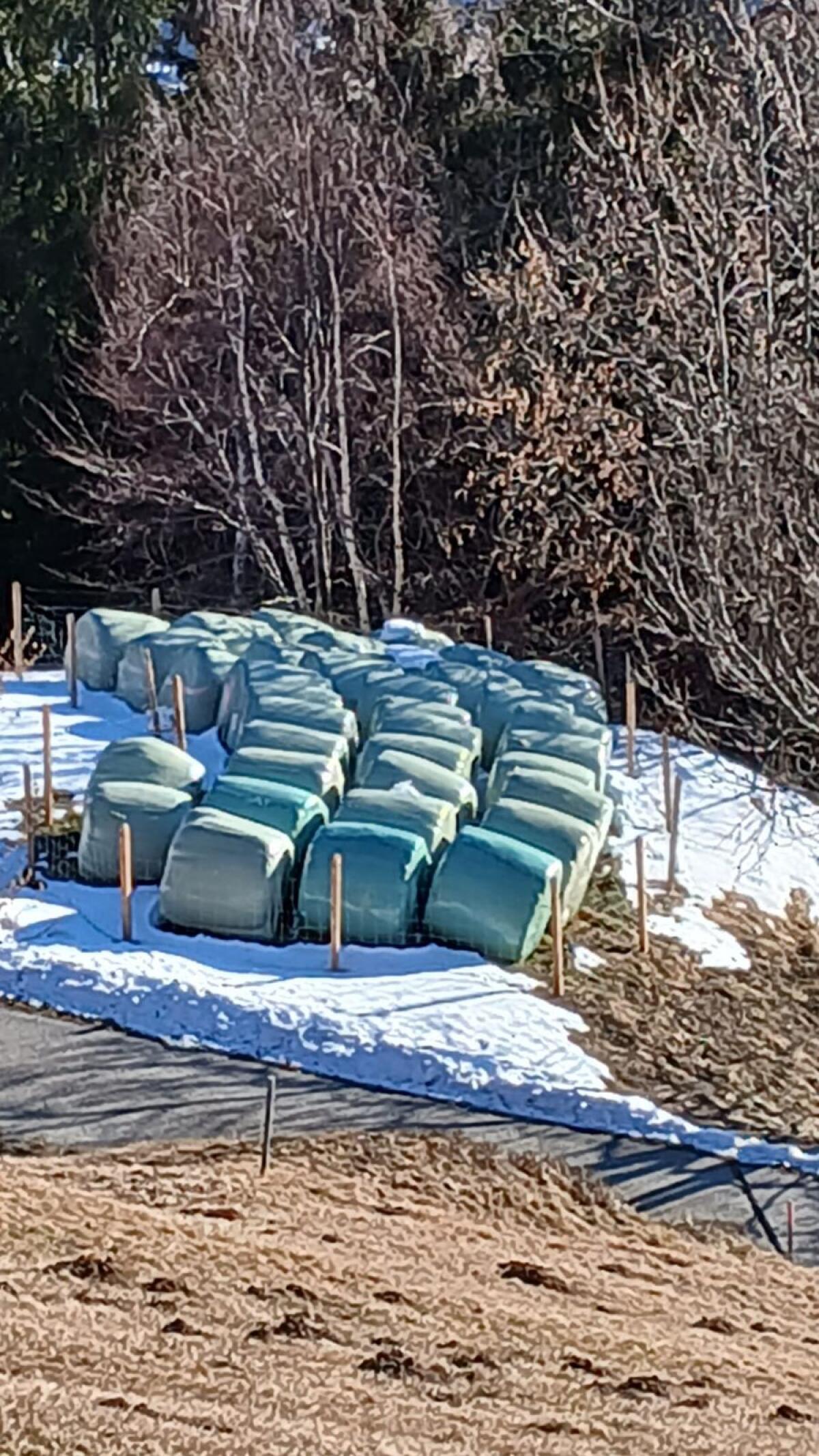 Silo und Heuballen 2