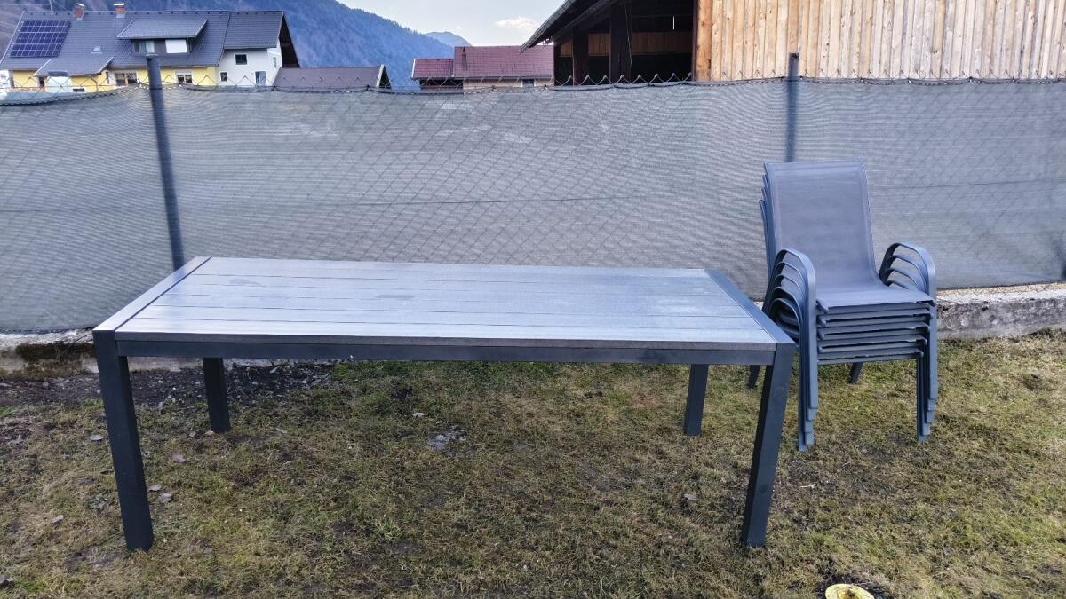 Gartentisch mit neuwertigen Stühlen 2