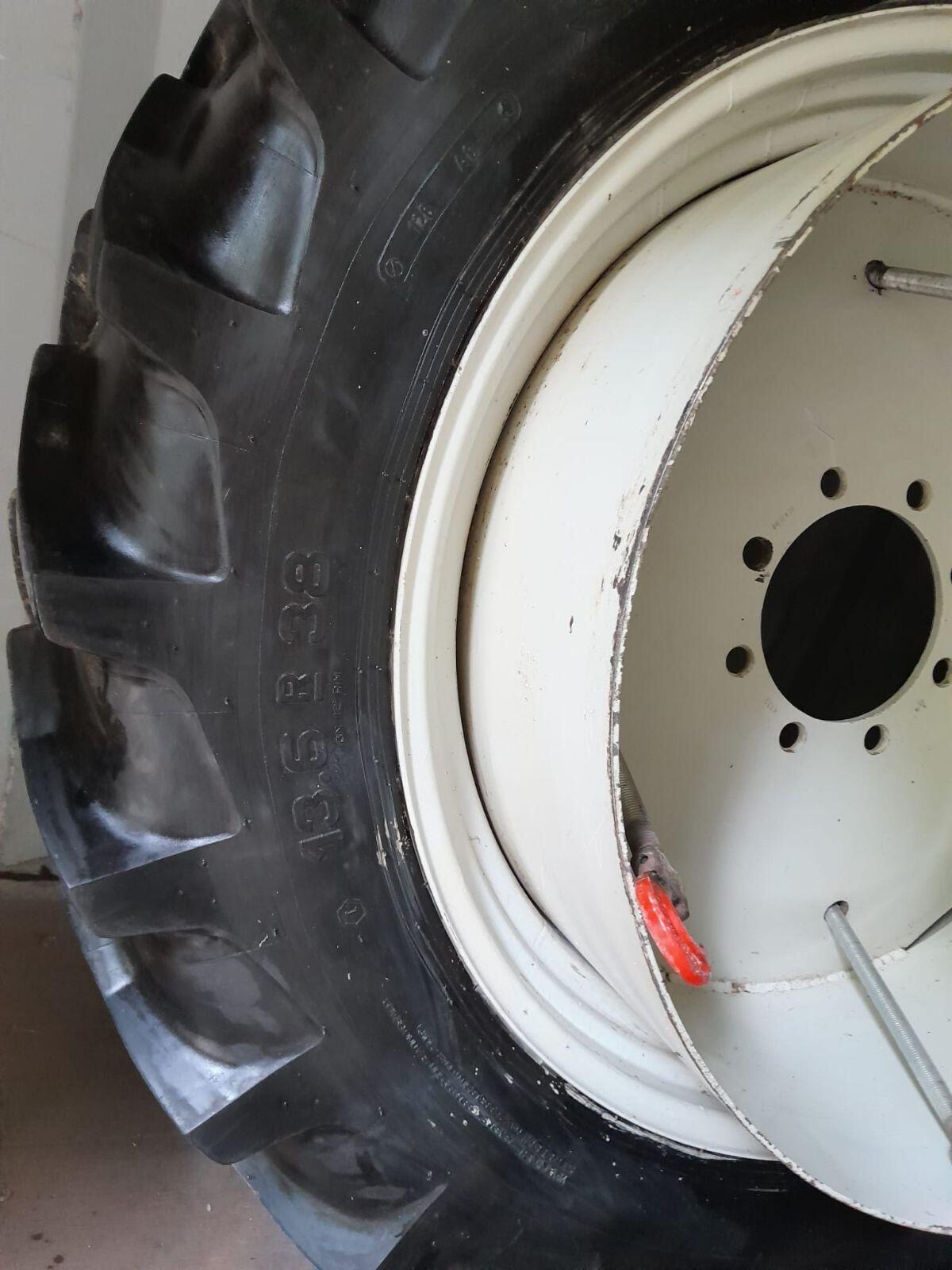 Zwillingsräder 13.6R38 2