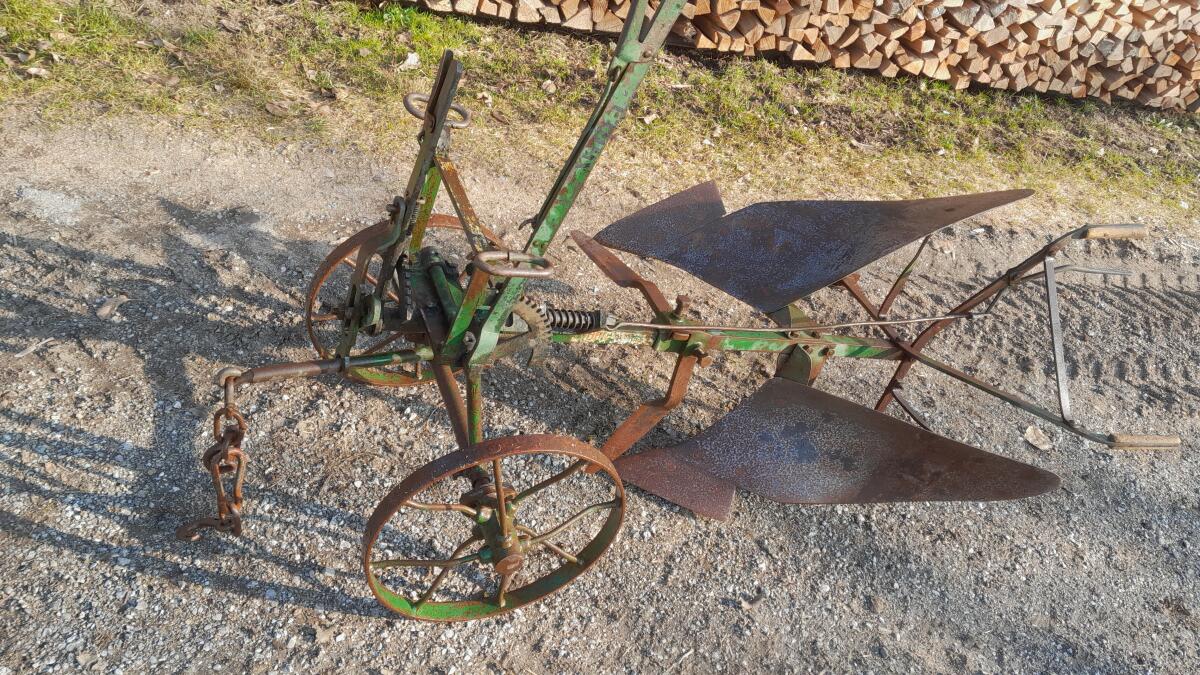 Verkaufe alten Pflug 2