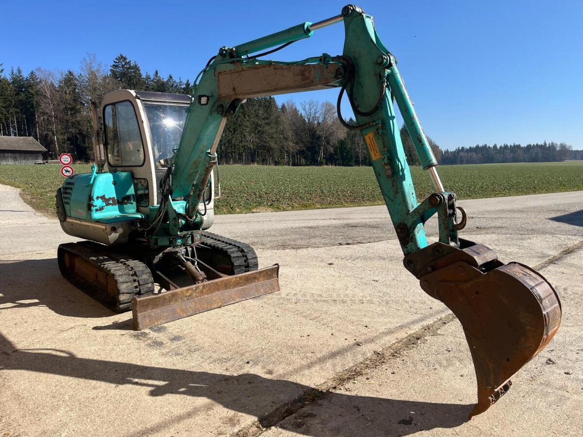 Bagger Kobelco SK045 Coupe 3