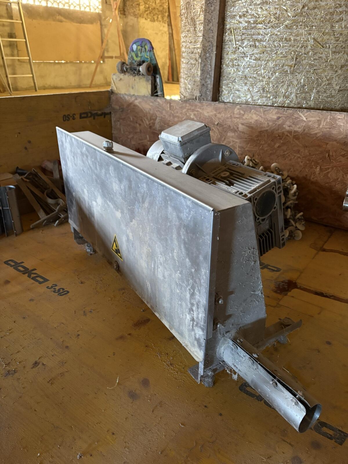 Trockenfütteranlage mit Kettenantrieb 2