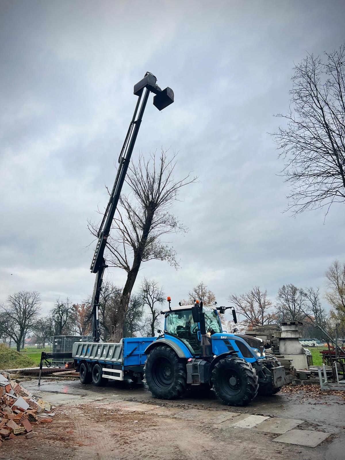 Fendt 516 mit Kipper und Kran 2