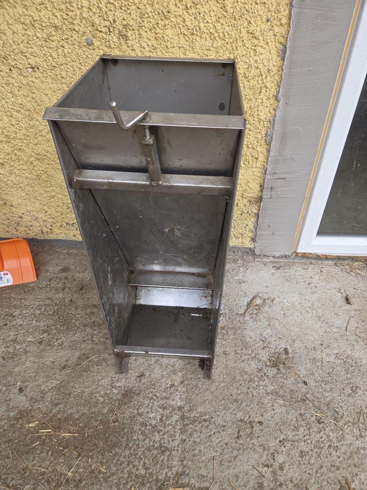 Futterautomat Schweine mit Nippeltränker 2