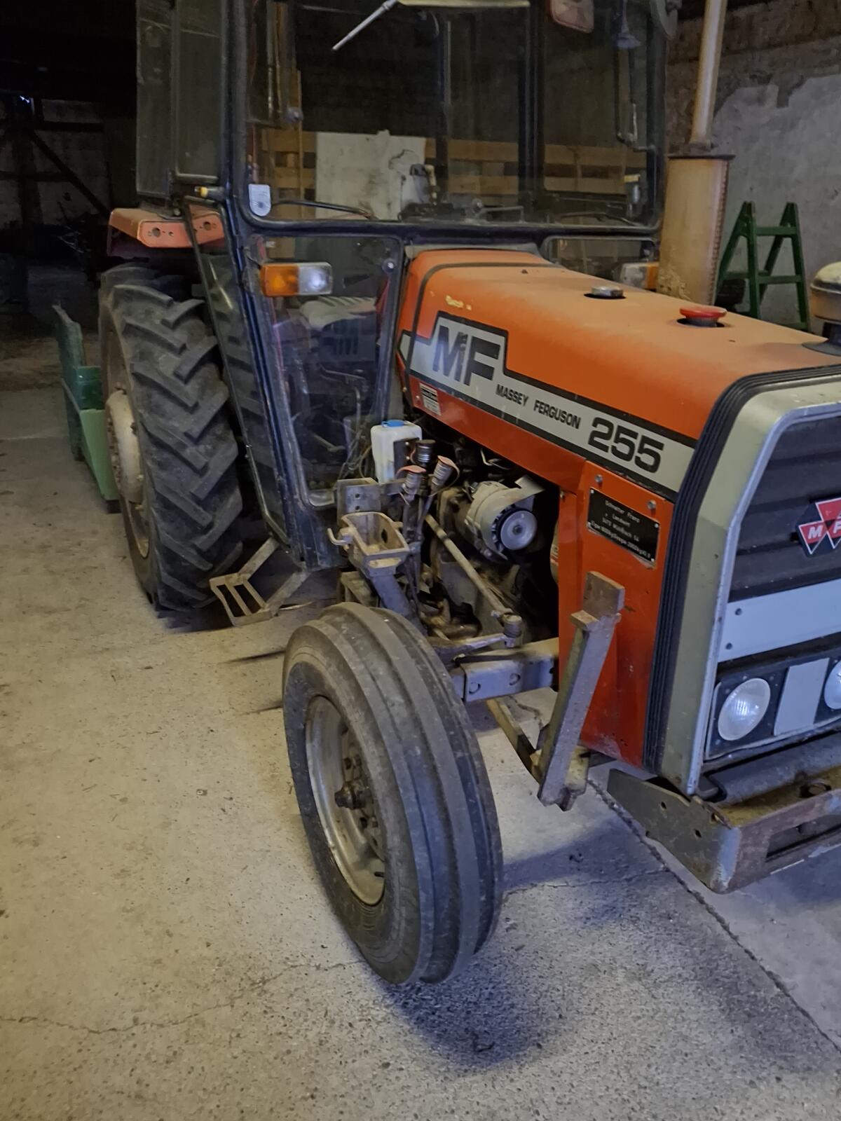Traktor Massey Ferguson 255 mit Frontlader 2