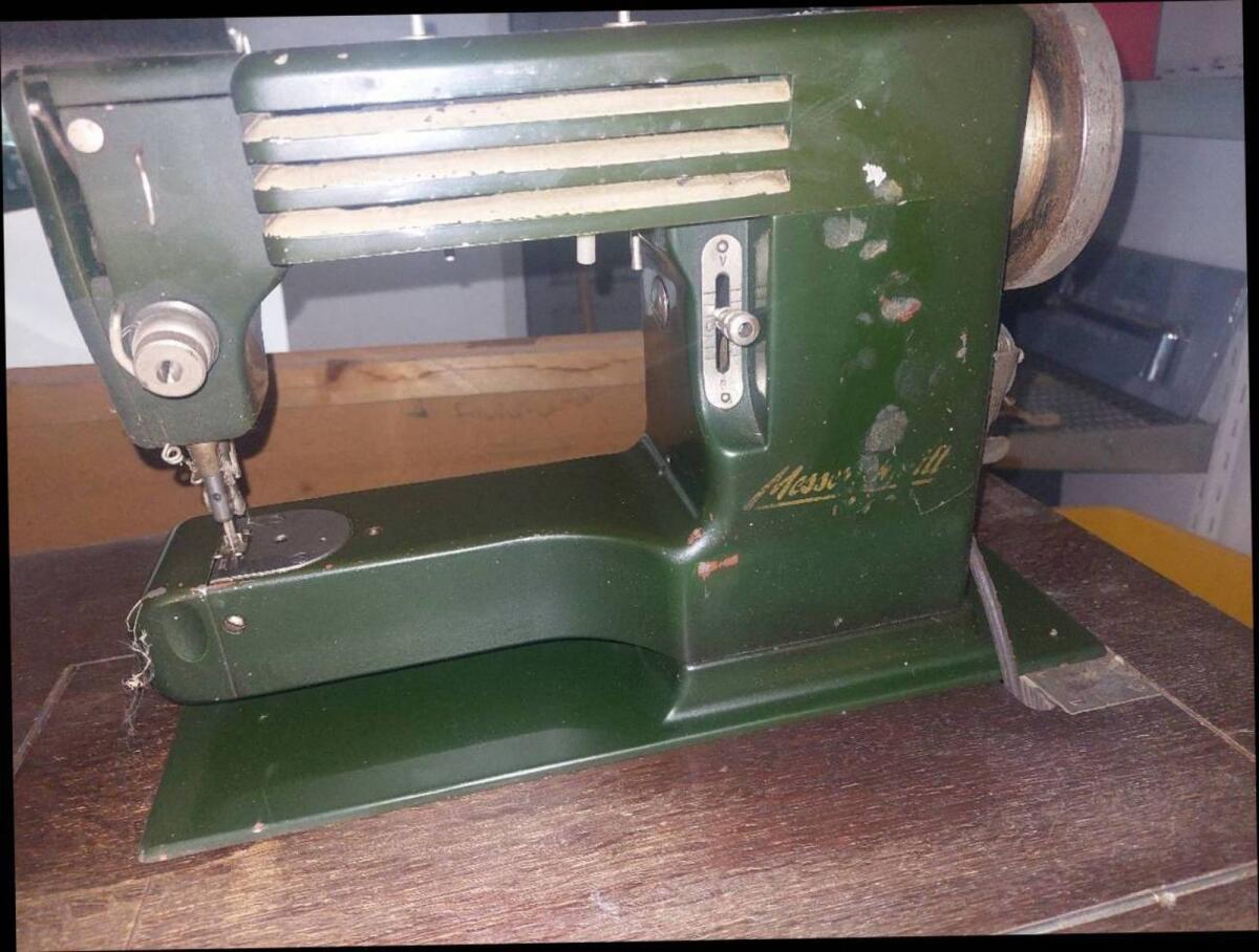 Alte Messerschmitt Nähmaschine 2