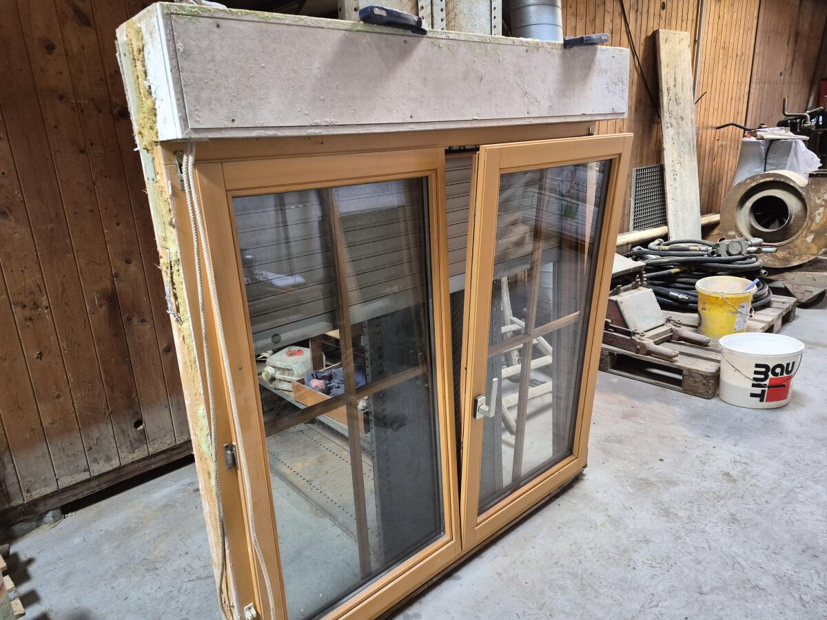 Schönes Holzfenster mit Rollladen 2