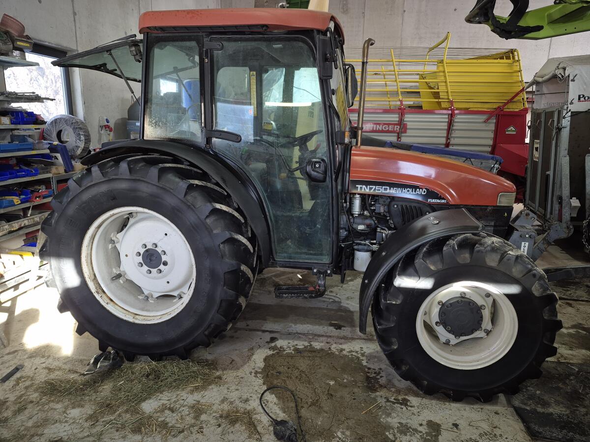 New Holland TND 75 Traktor 2