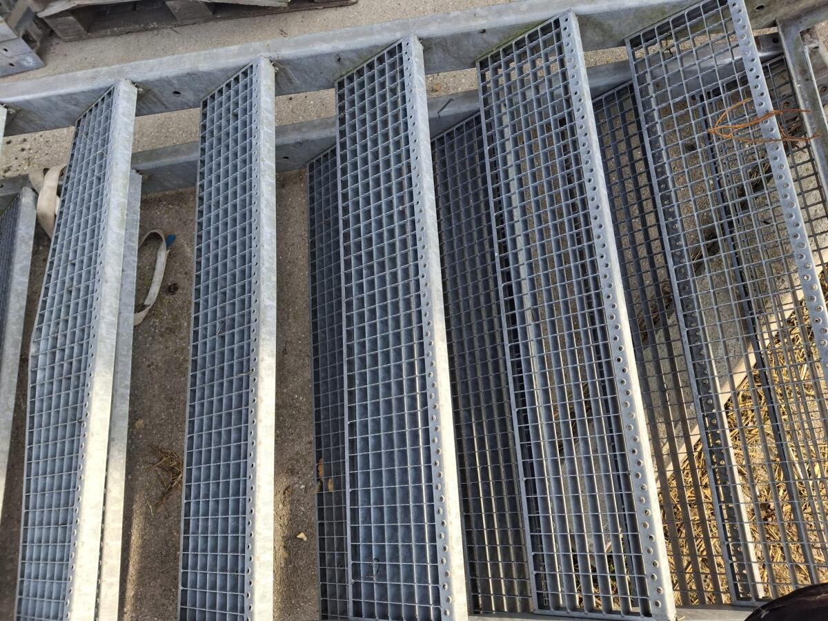 Stahltreppe mit Podest 3