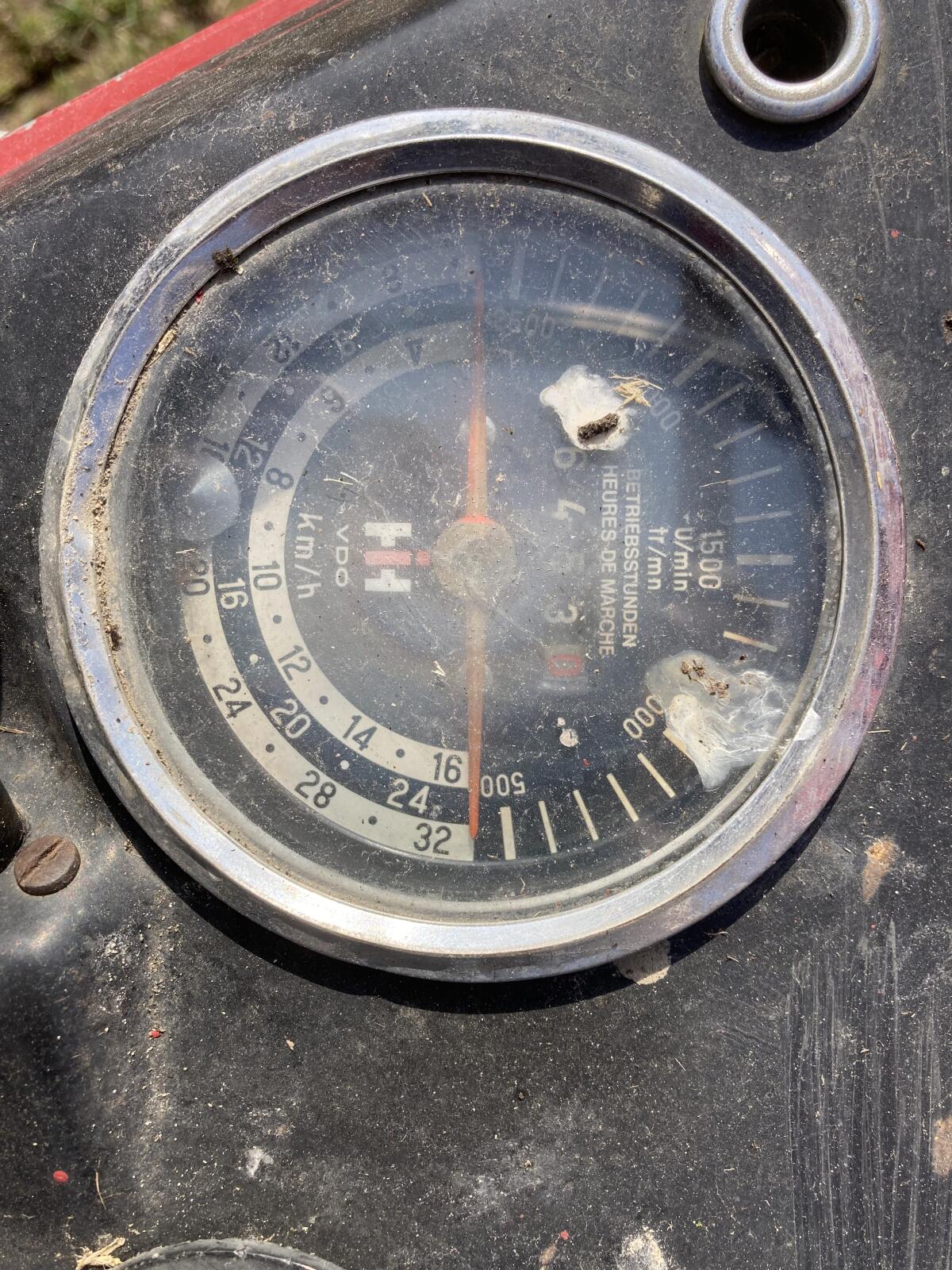 IHC Traktor 353 mit Frontlader 3