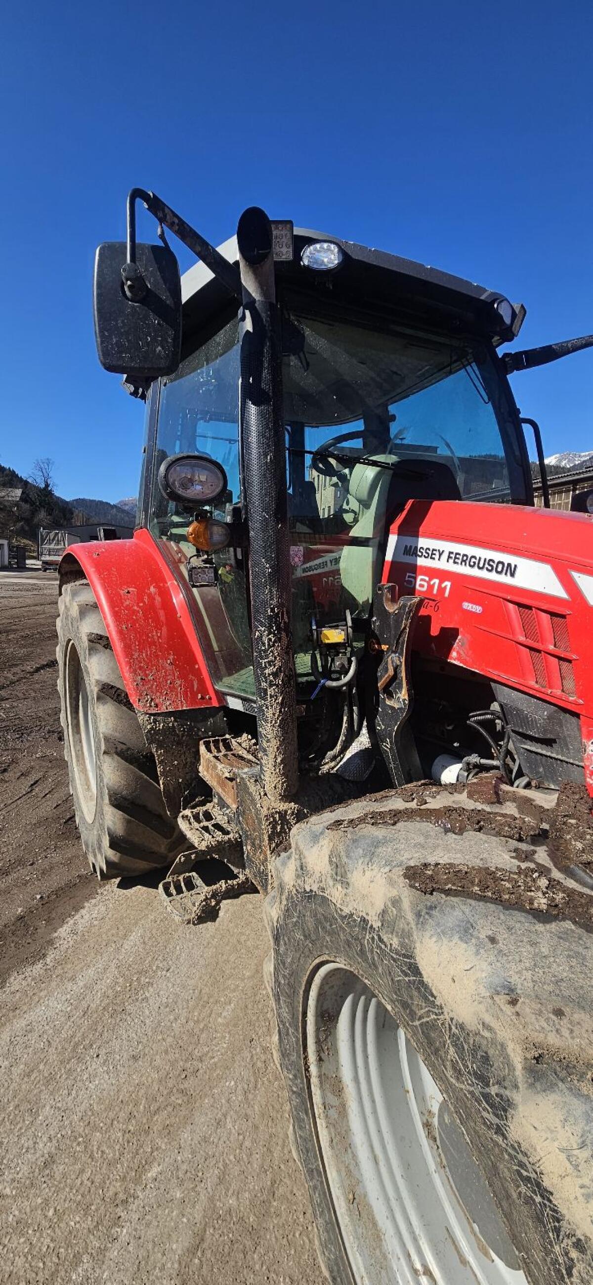 Massey Ferguson 5611 2