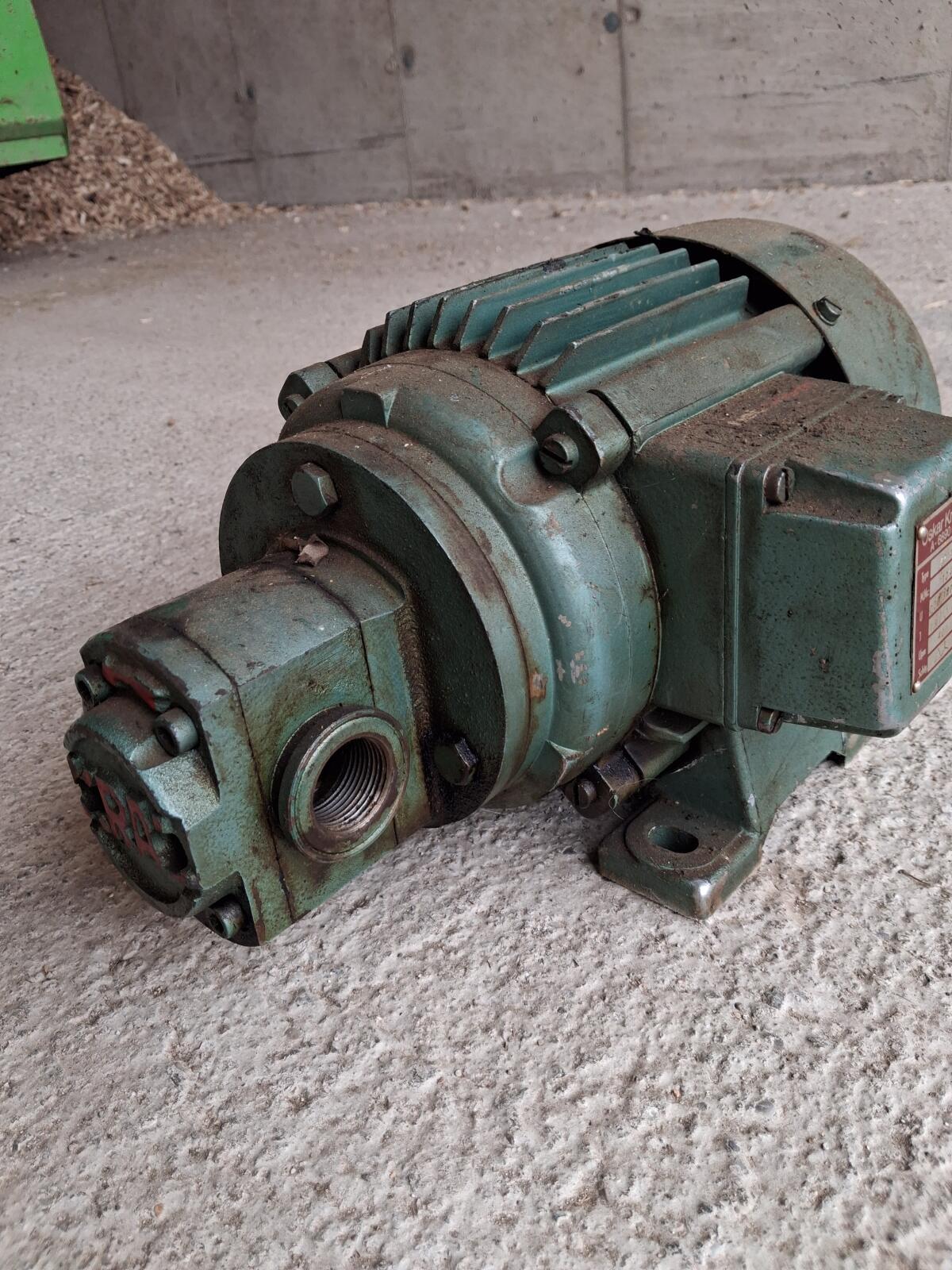 Elektromotor mit Dieselpumpe 3