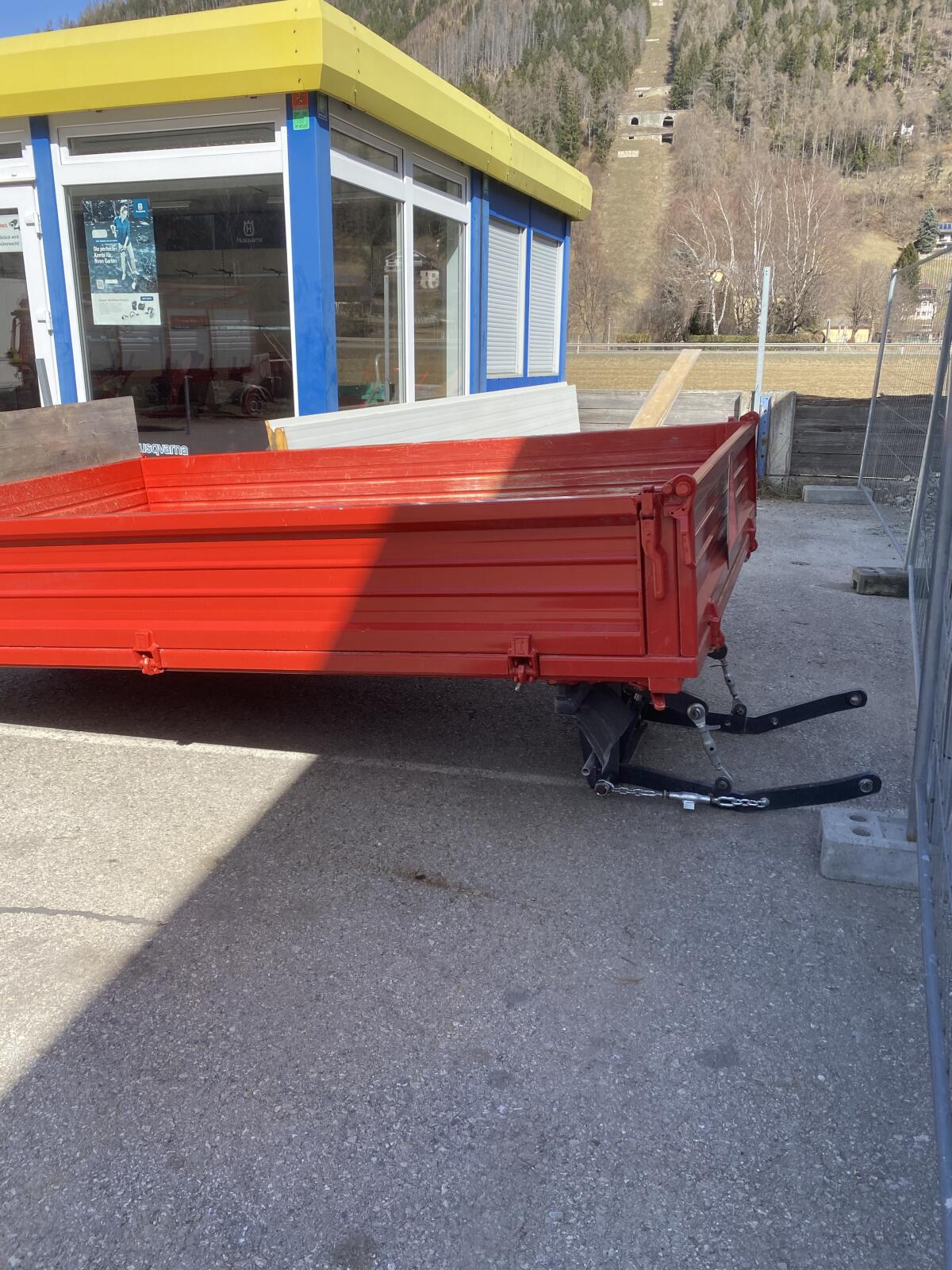 Lindner-Aufbaukipper mit Heckhydr. integriert 3