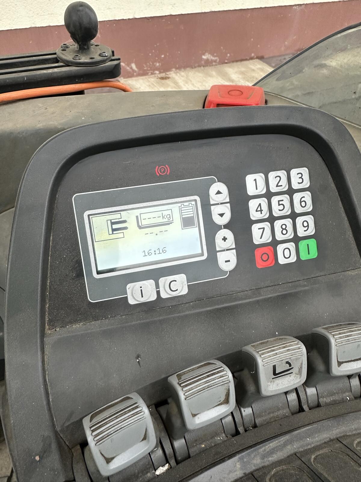 BT Schubmaststapler mit Waage 3