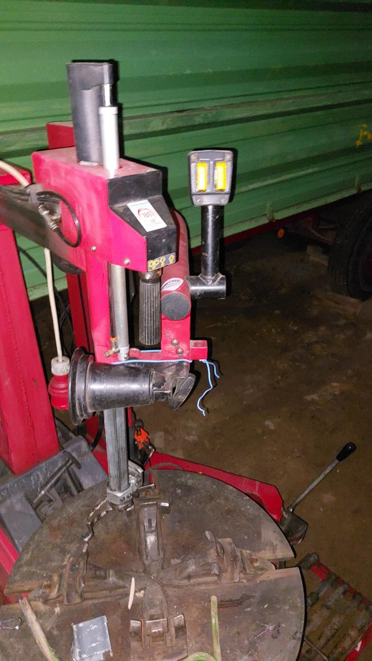 Reifenmontiermaschine 2