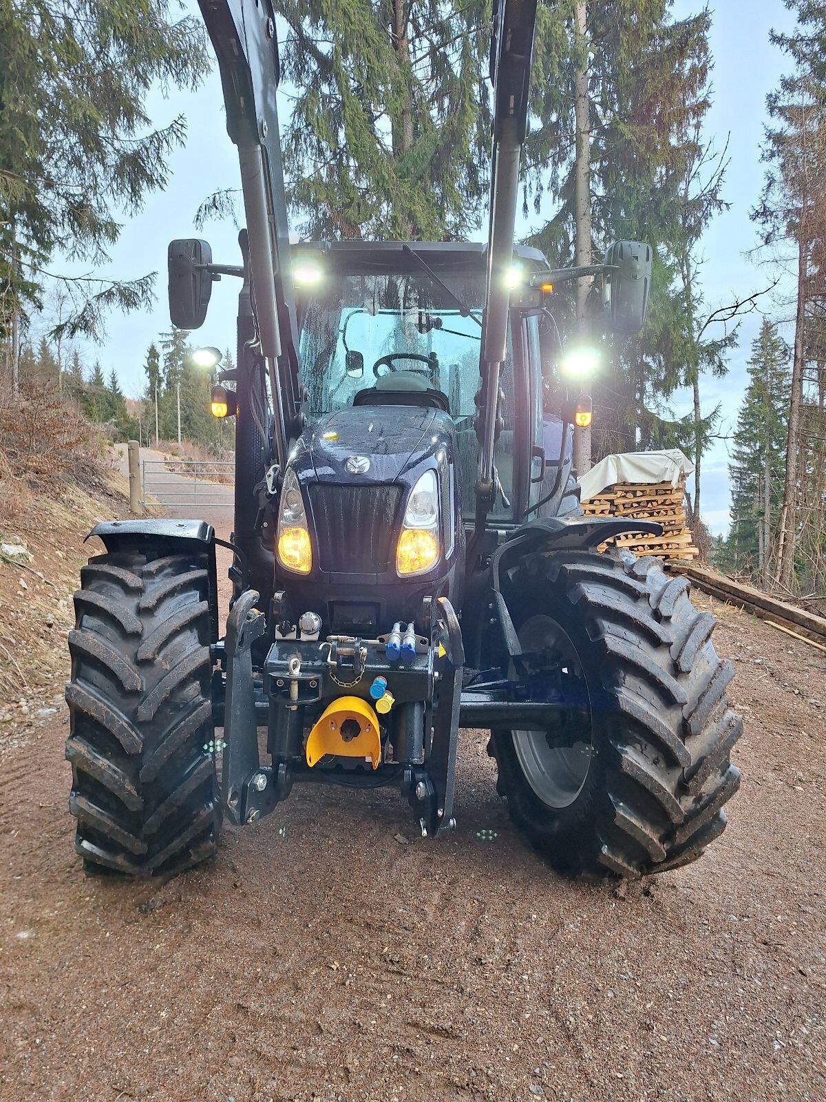 New Holland T6030 3