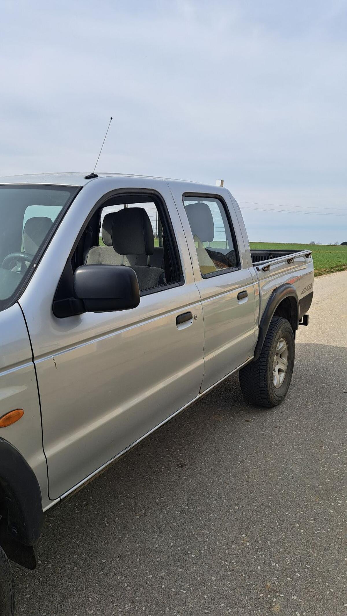Mazda B-Serie Pickup 2