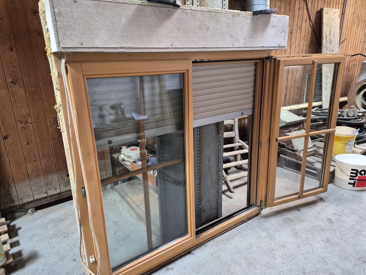 Schönes Holzfenster mit Rollladen 3