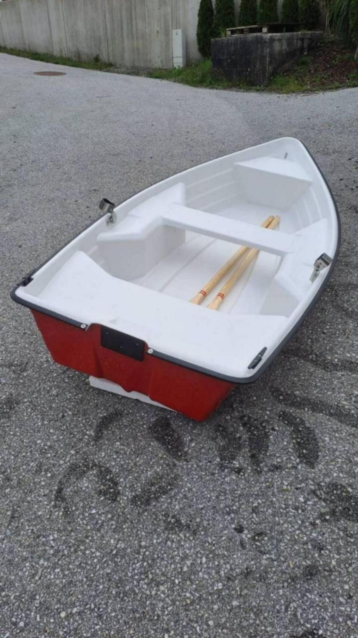 Unbenutztes Polyester-Kleinboot 2