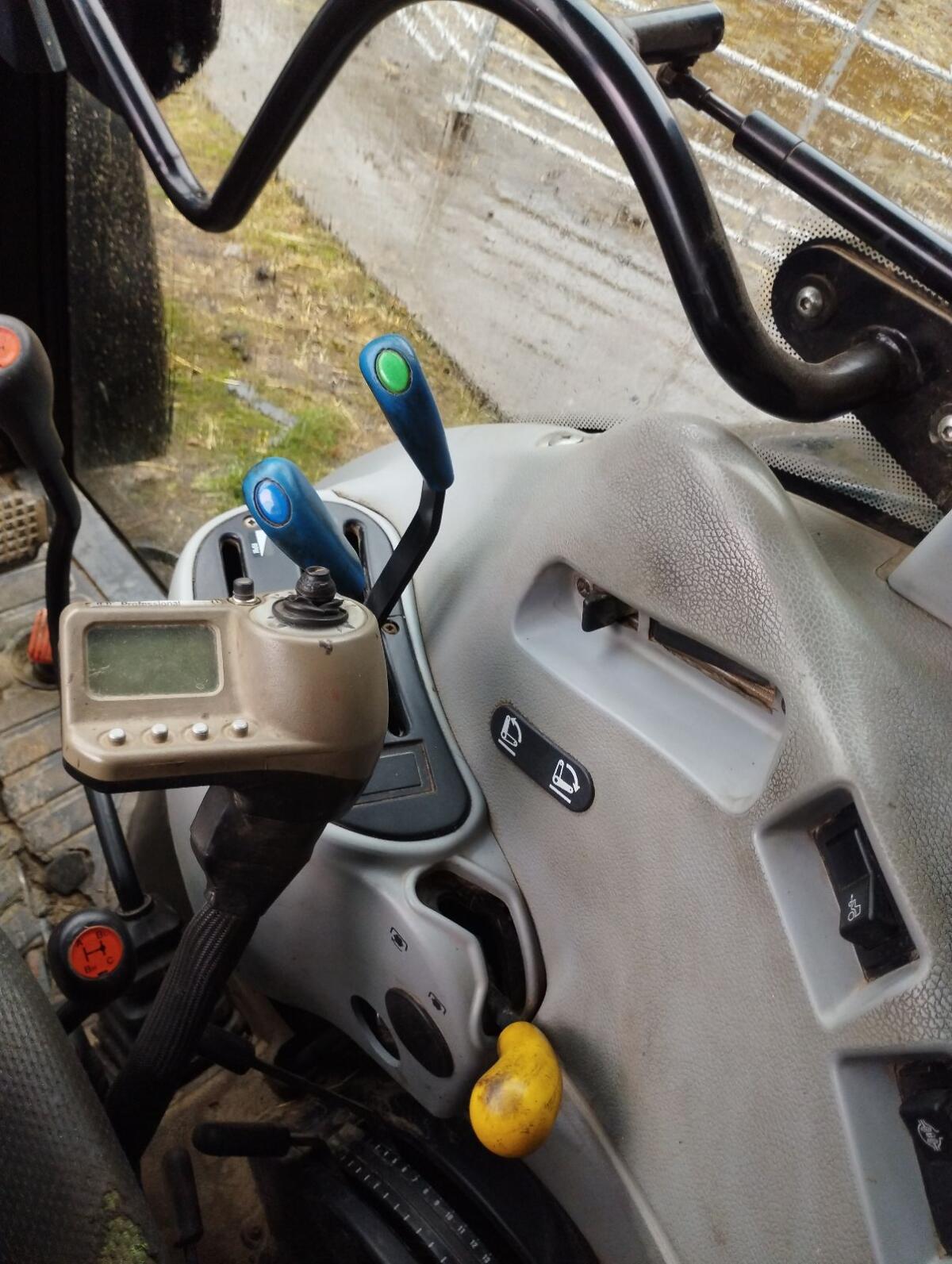 New Holland T4030 3