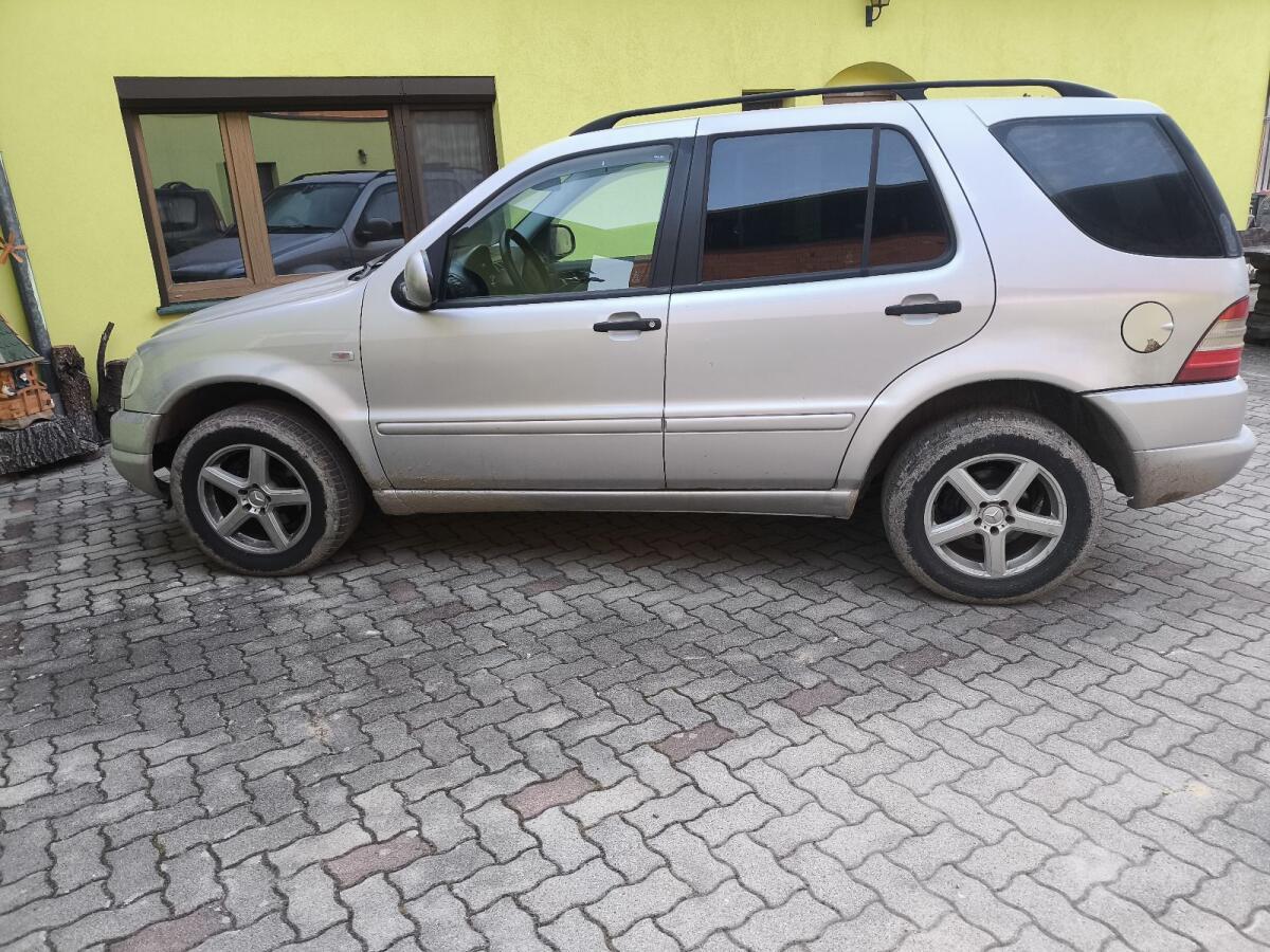 Mercedes Benz ML 270 Allrad 2
