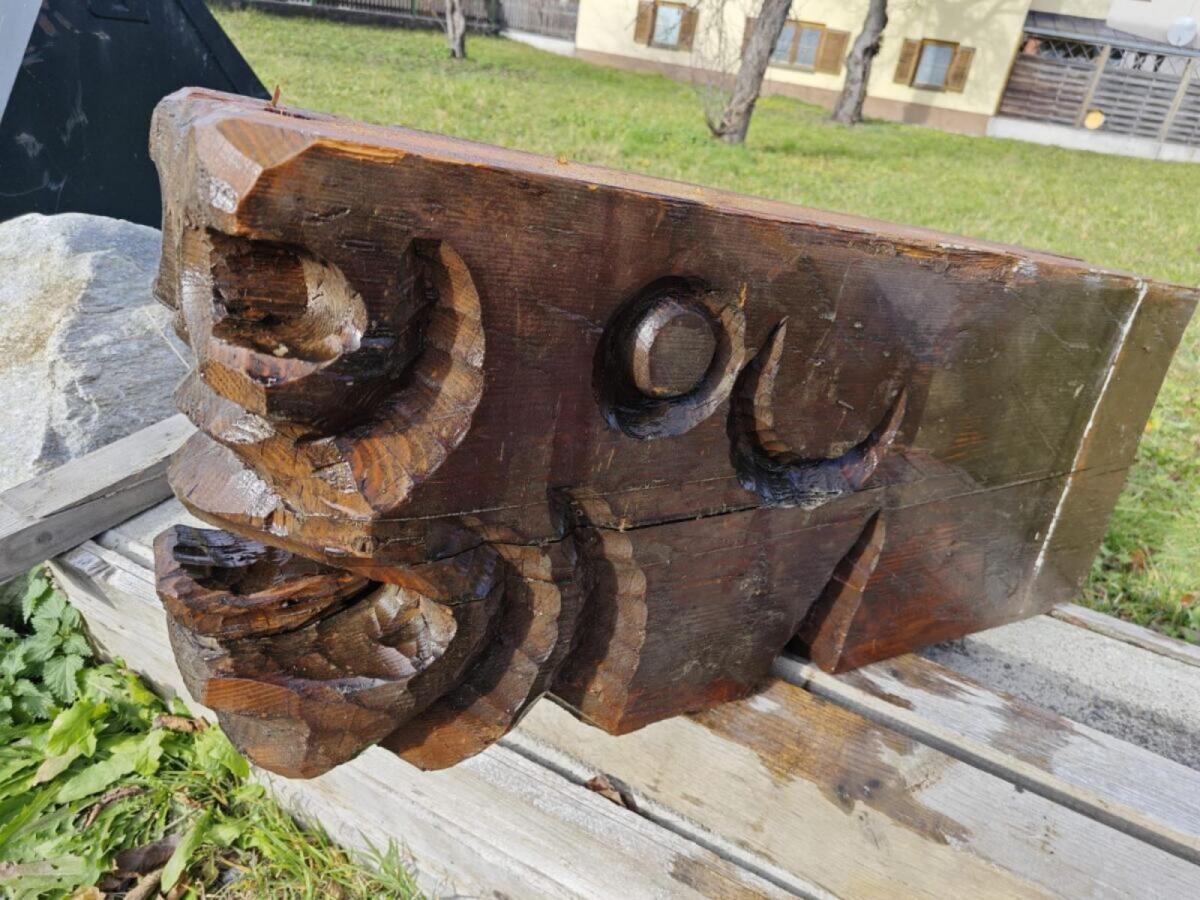 Geschnitzter antiker Holzbalken 3