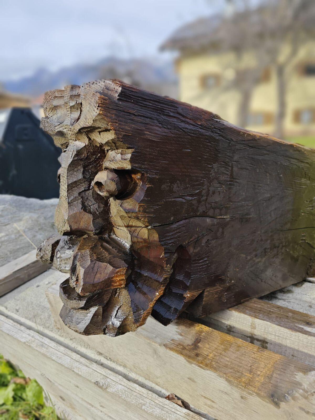 Geschnitzter antiker Holzbalken 2