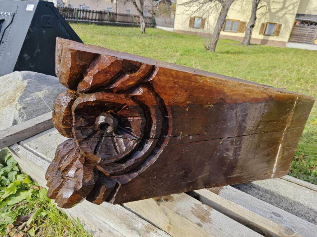 Geschnitzter antiker Holzbalken 2