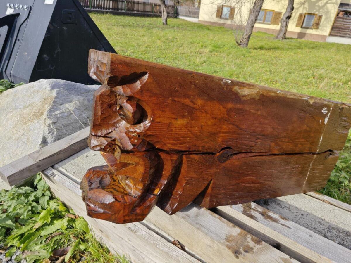 Geschnitzter antiker Holzbalken 2