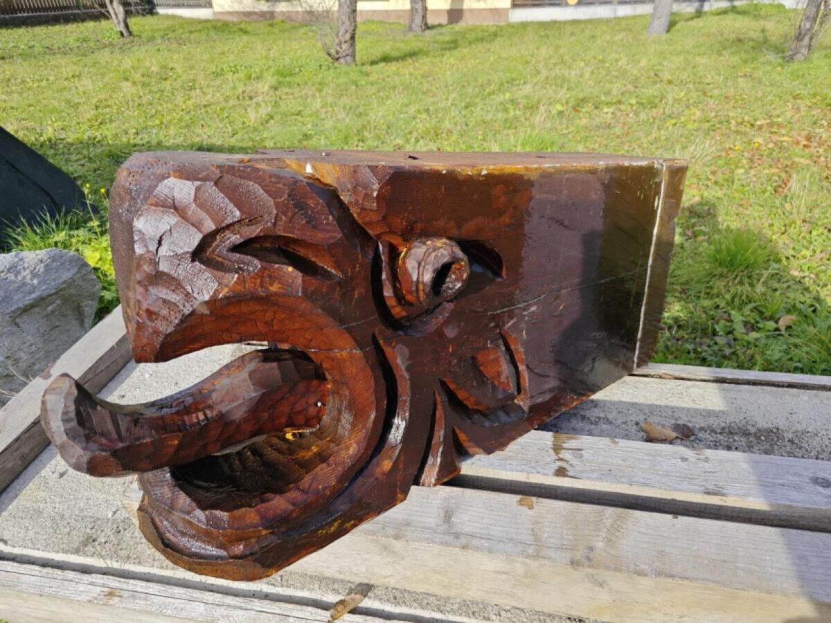 Geschnitzter antiker Holzbalken 2