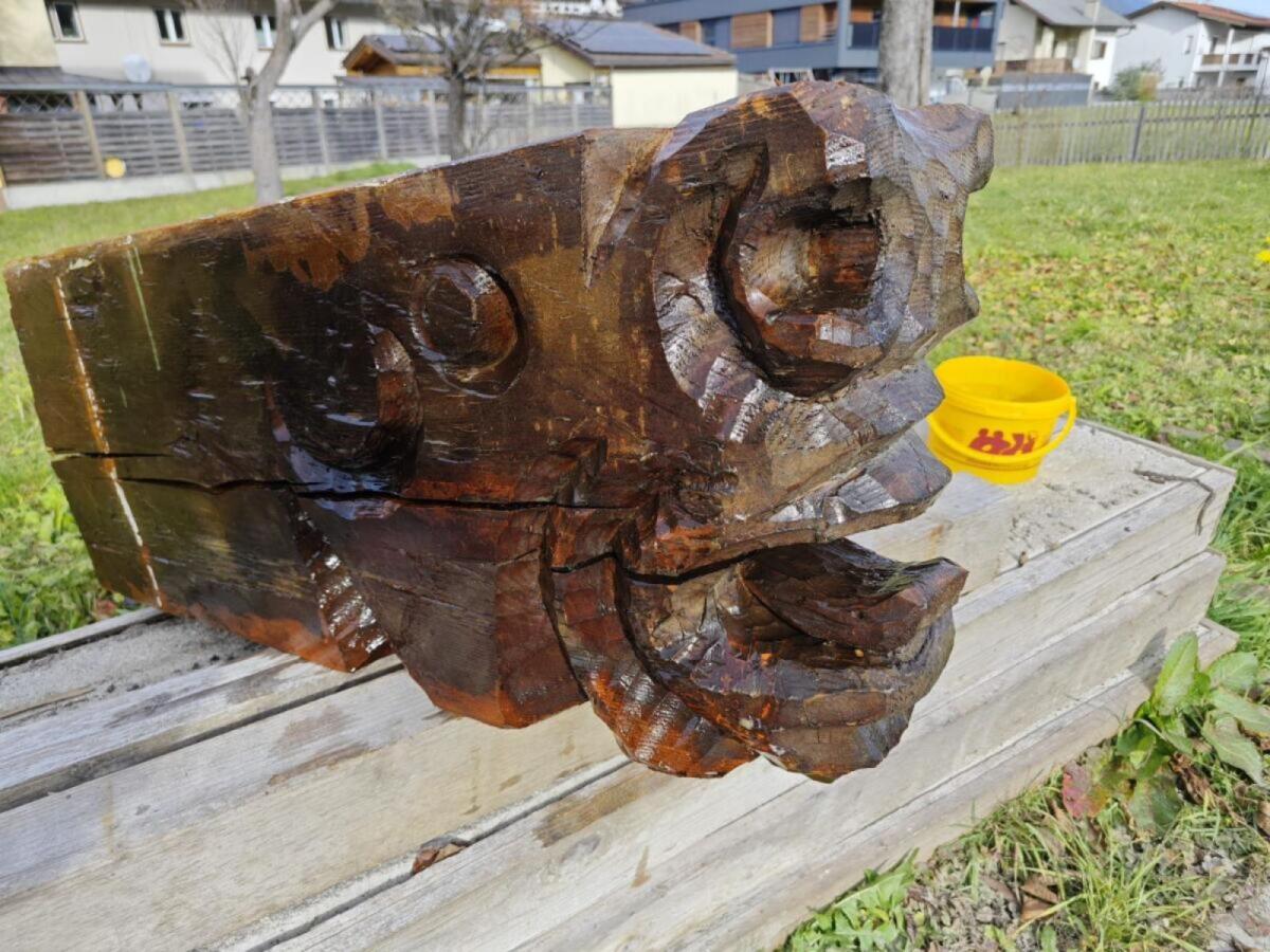 Geschnitzter antiker Holzbalken 2