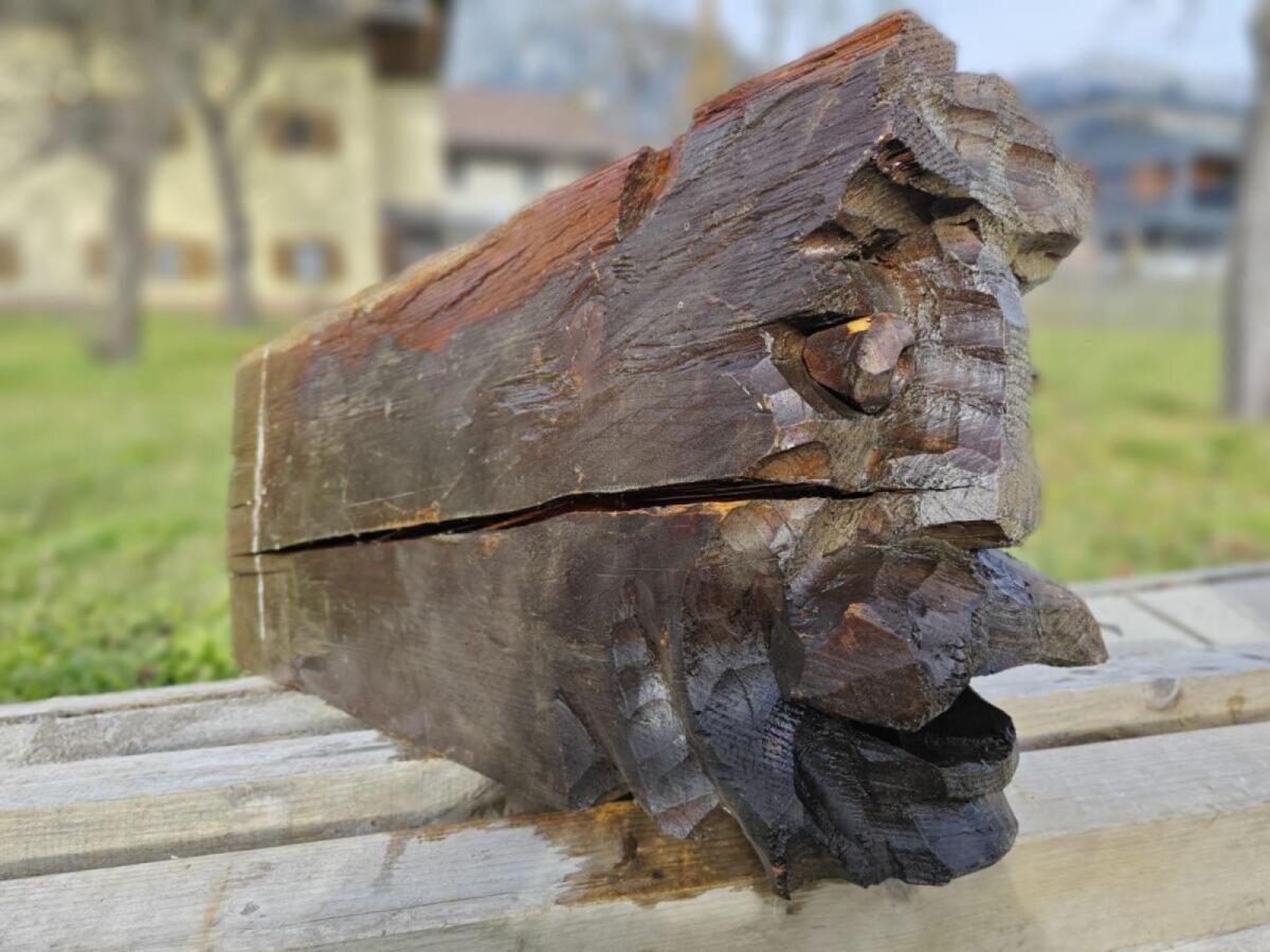 Geschnitzter antiker Holzbalken 3