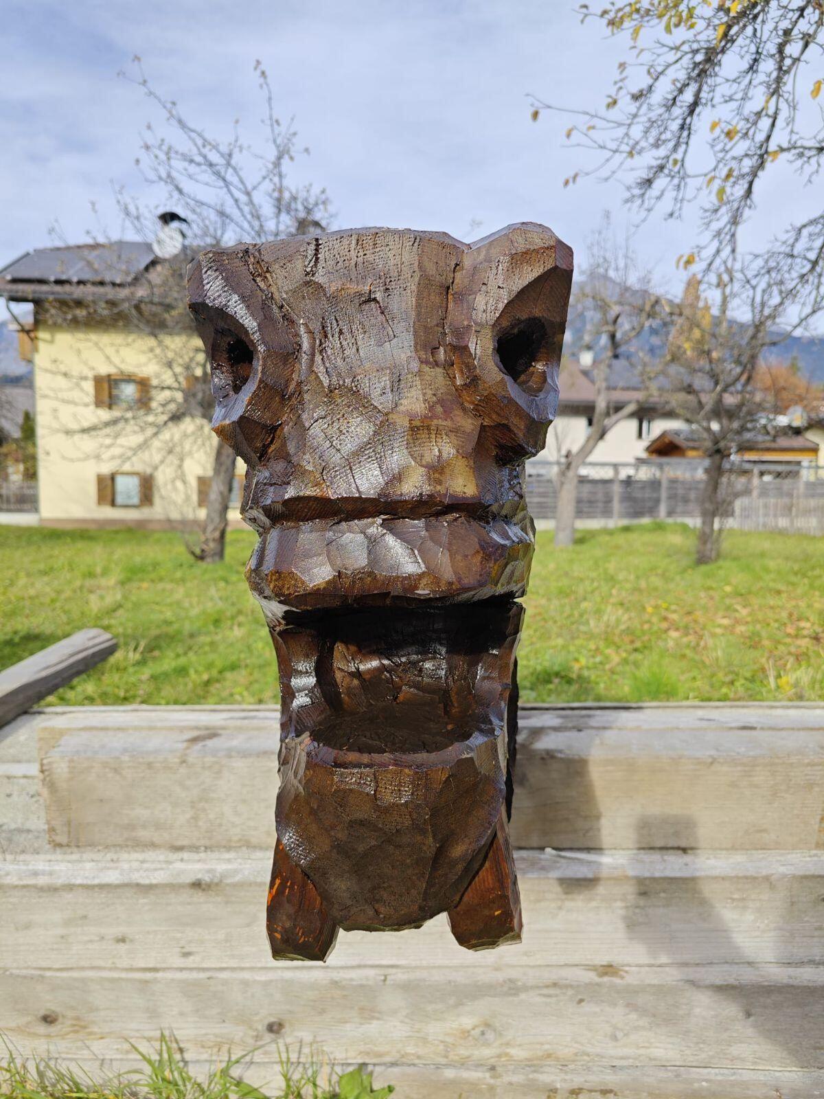 Geschnitzter antiker Holzbalken 2
