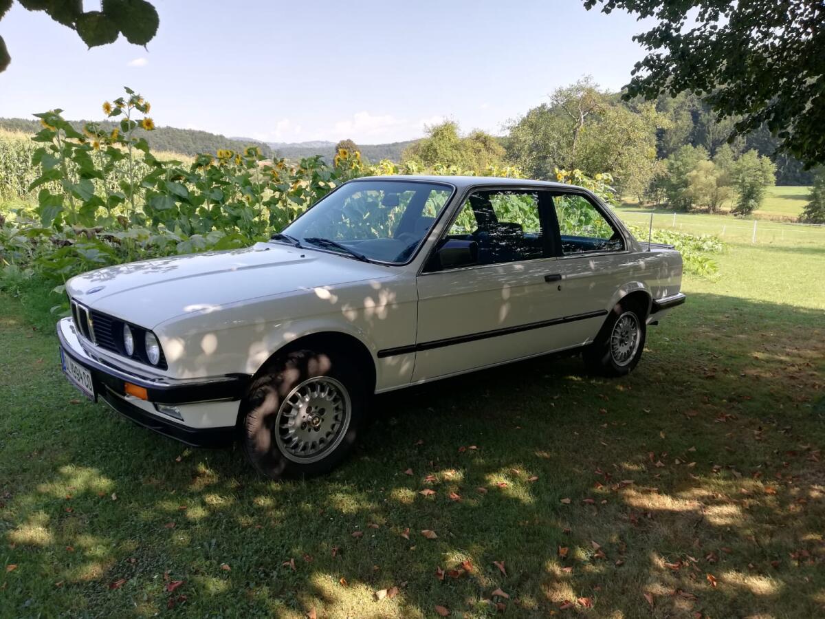 BMW E30 323i 2