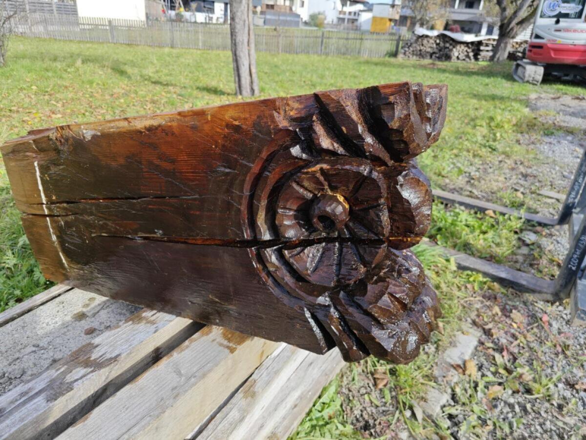 Geschnitzter antiker Holzbalken 3