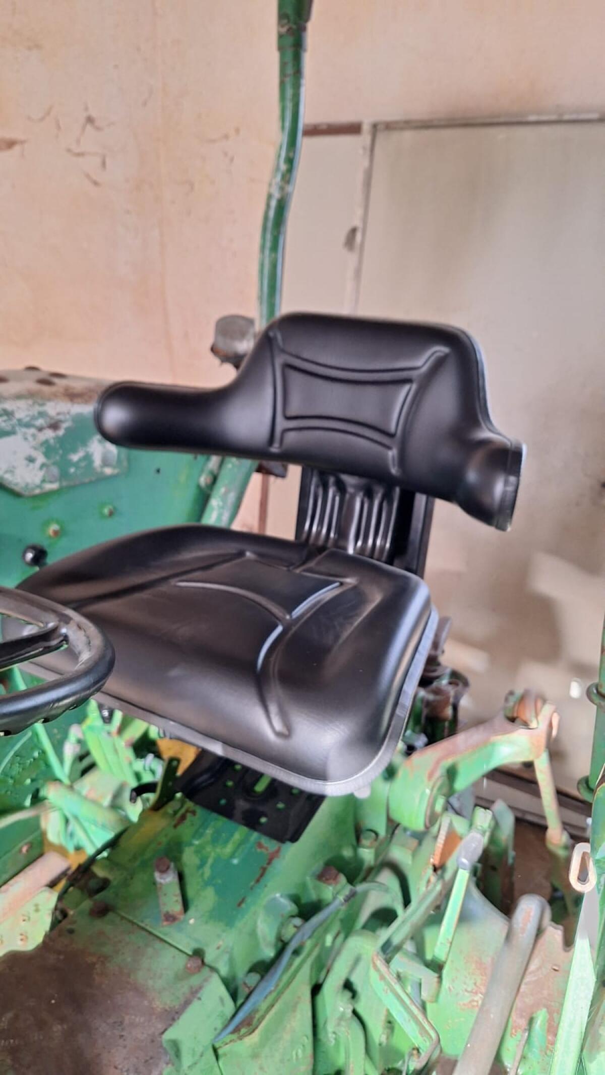 John Deere 820 2