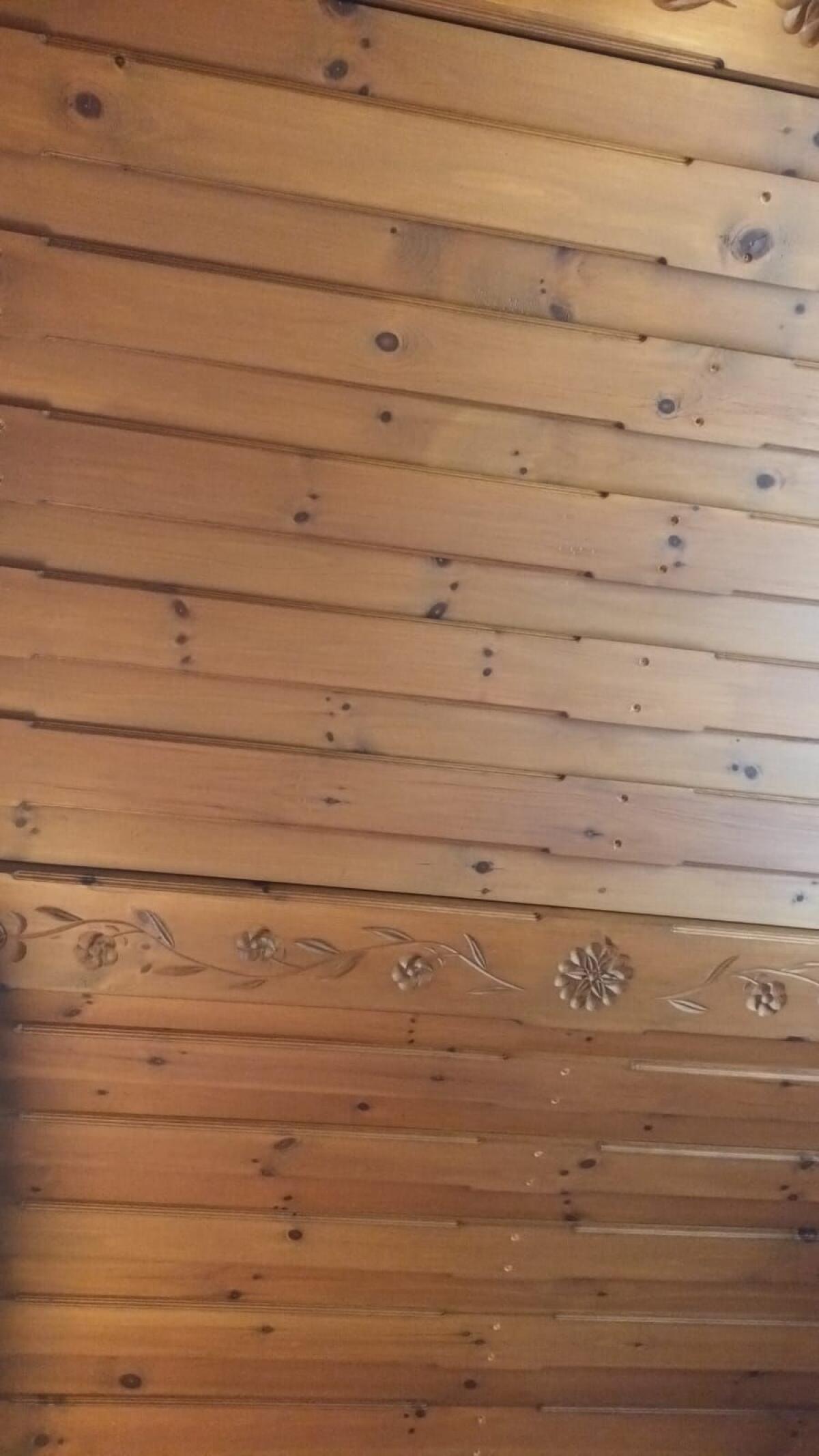 Schöne geschnitzte Holzdecke 2