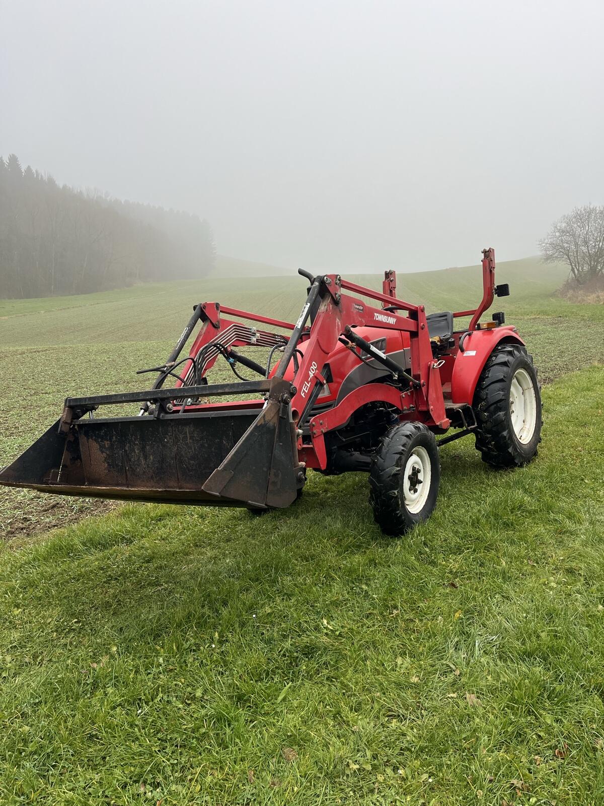 Kleintraktor mit Frontlader 3