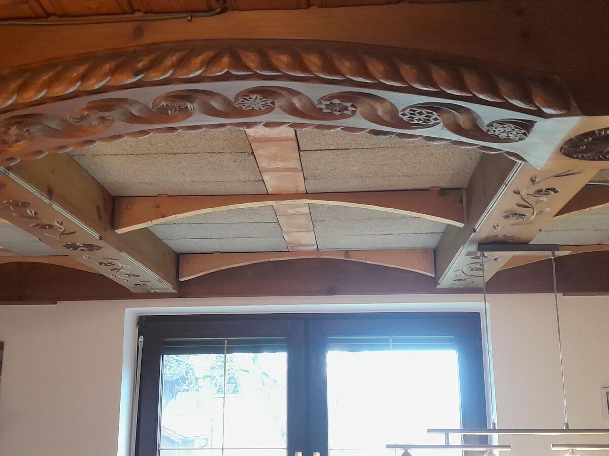 Schöne geschnitzte Holzdecke 3