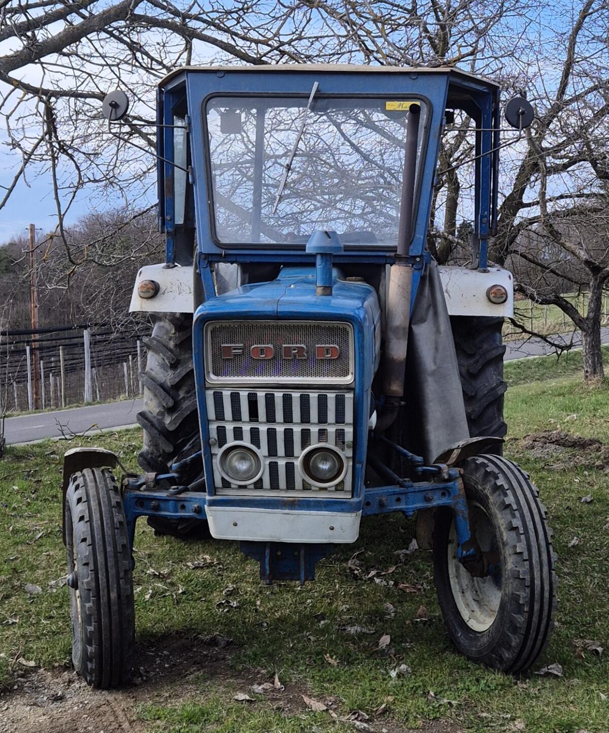Ford 3000-8 Traktor 3