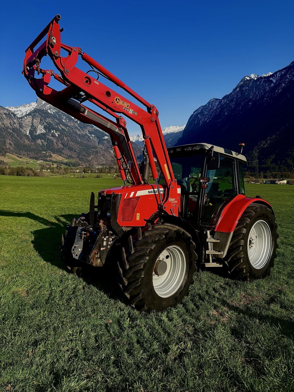 Massey Ferguson 6460 mit Hauer Lader 3